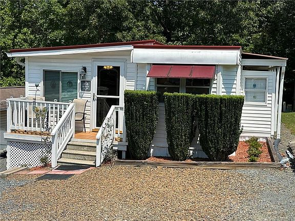 3rd image of 218 Cardinal Dr