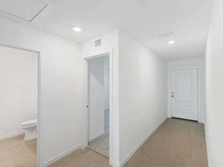 1621 Baugh St — Photo 3