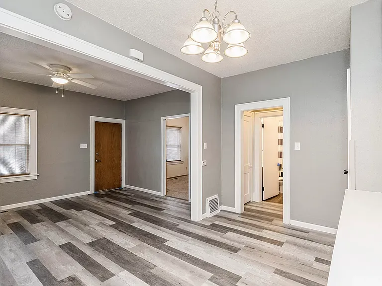 124 N Franklin Ave — Photo 4