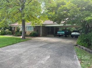 1640 6th St SE, Hickory, NC 28602