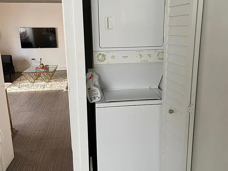 753 Michigan Ave #2E — Photo 9