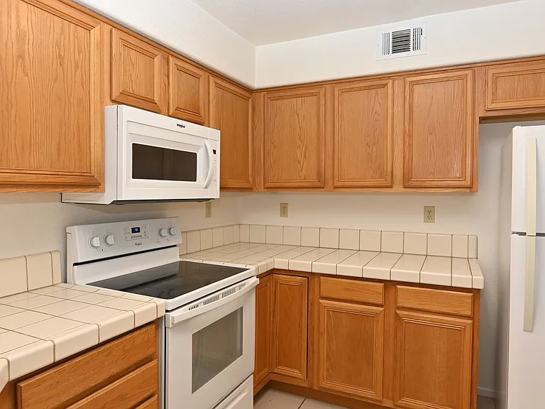 1105 Vista Pointe Cir — Photo 2