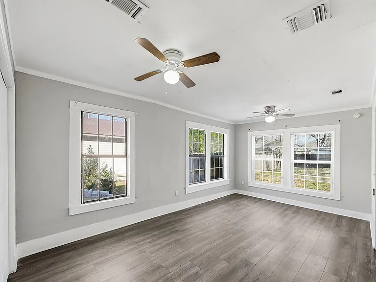 2224 Poplar St — Photo 3