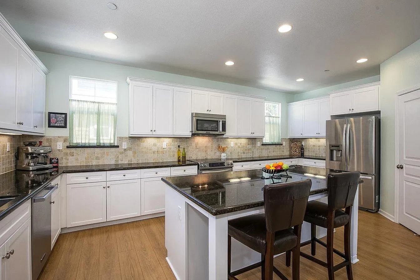 237 Bluebonnet Ln — Photo 2