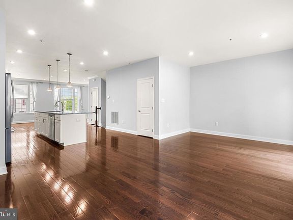 4th image of 412 Arbor Blvd