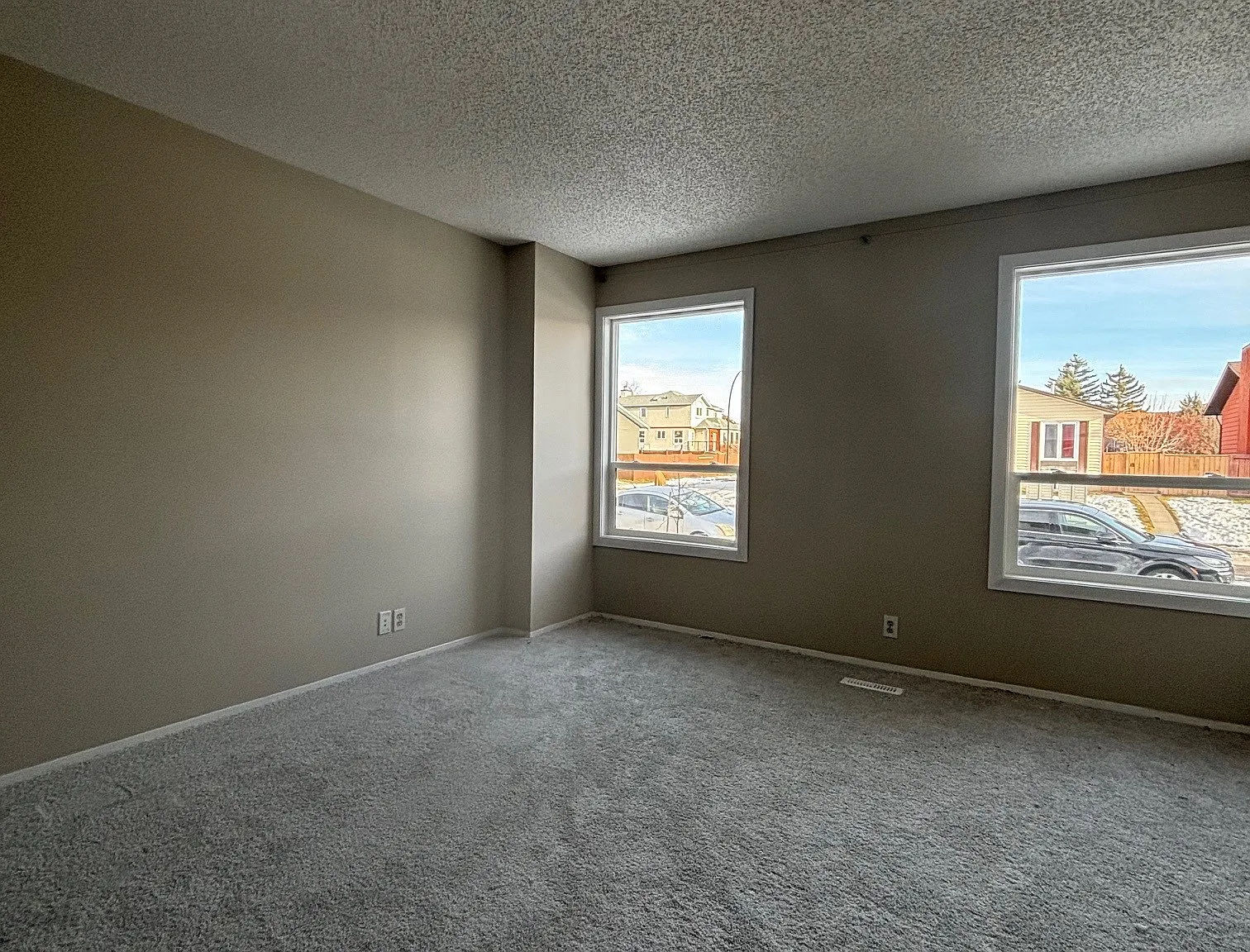 Spacious 3 Bedroom Full House w/ Backyard, Deck — Photo 2
