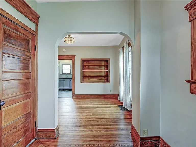301 E Columbus St — Photo 9