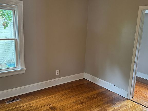 5th image of 126 N Juniper Ave