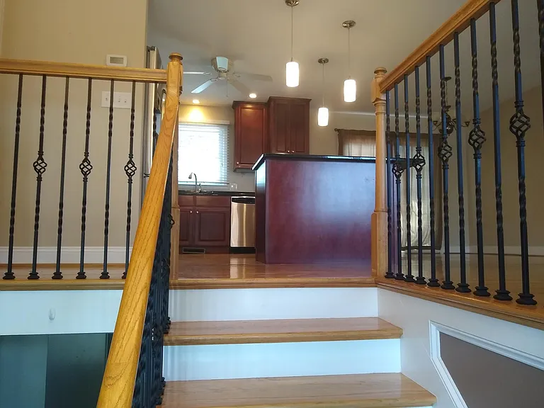 2918 Glenmont Dr — Photo 2