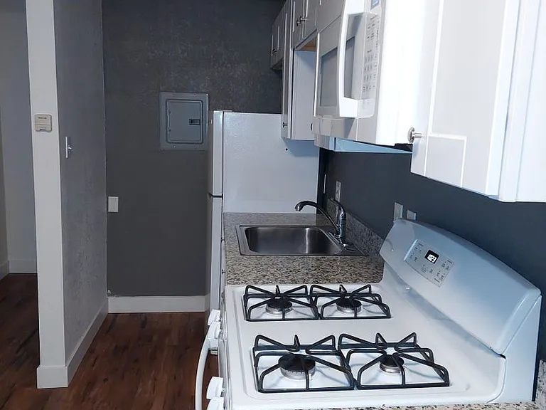 969 Brockway Ave — Photo 6