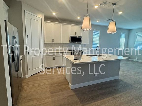 4th image of 808 W Sparrow Dr