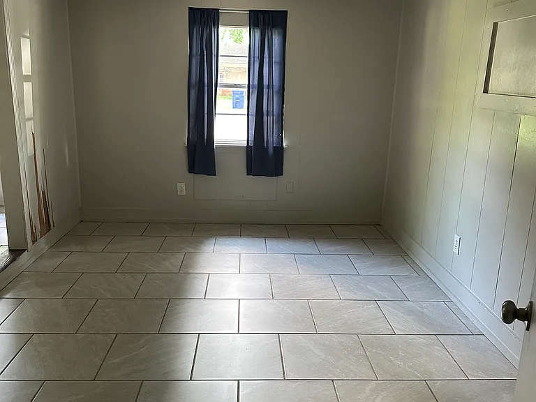 406 E Hill Dr — Photo 3