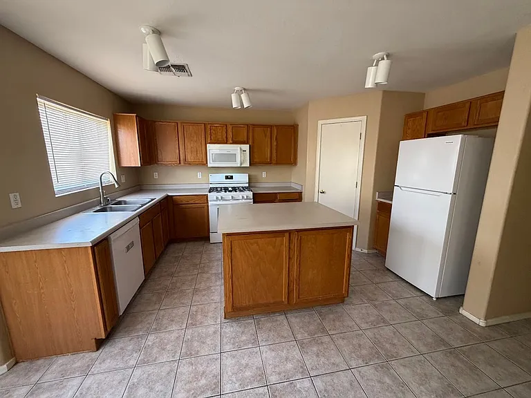 12634 W Windrose Dr — Photo 2