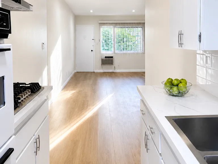 351 Riverdale Dr #11 — Photo 1