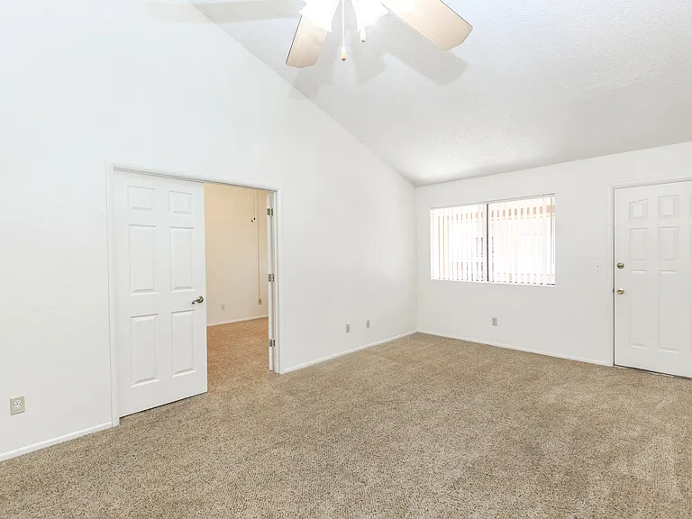 Catalina Crossing Apartments — Photo 8