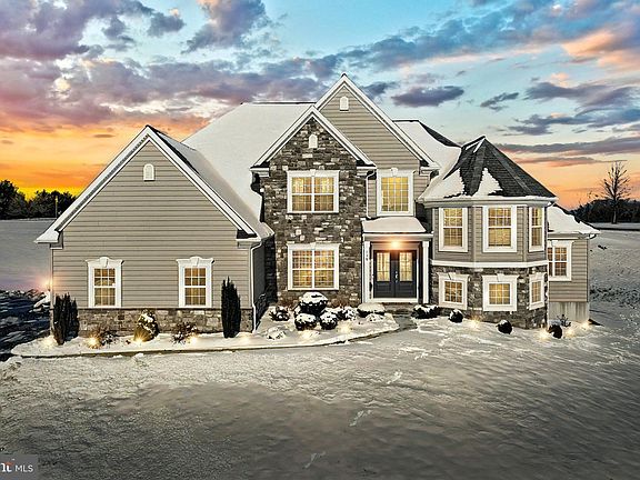 2nd image of 126 Chateau Cir