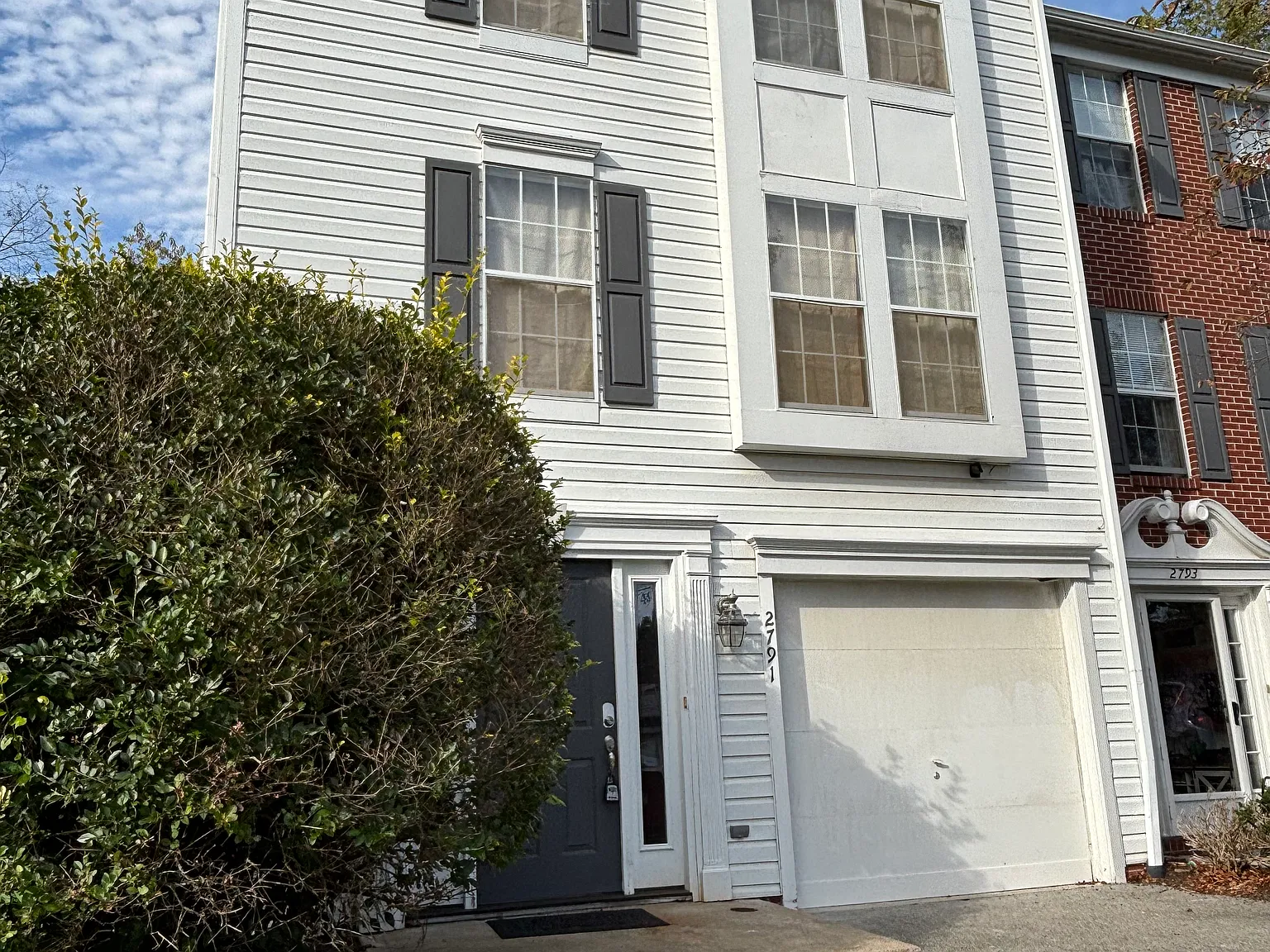 3 bed, 2.5 bath, 1376 sqft, $2,700 — Photo 3