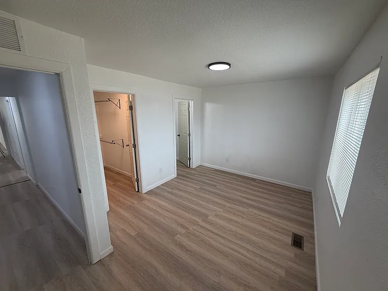 1530 E Ash St — Photo 8