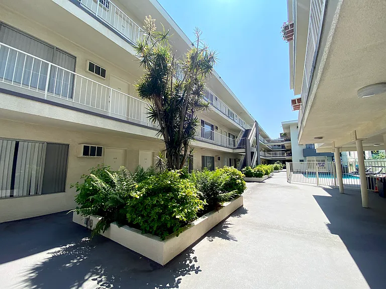 1543 N Bronson Ave #310 — Photo 6