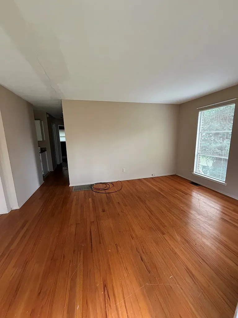 3 bed, 1332 sqft, $975 — Photo 2