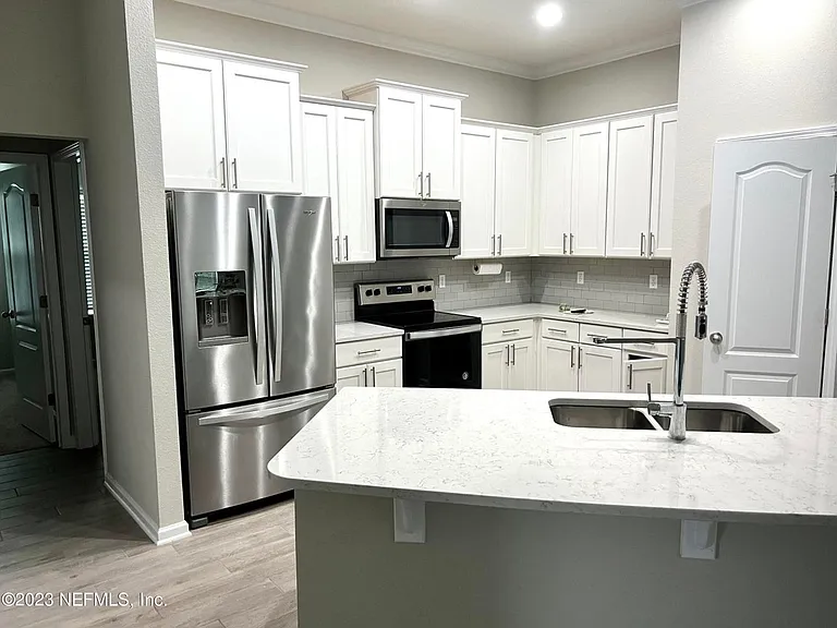 574 Northside Dr — Photo 3