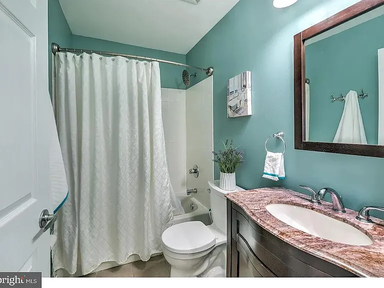 216 Waverly Ct — Photo 22