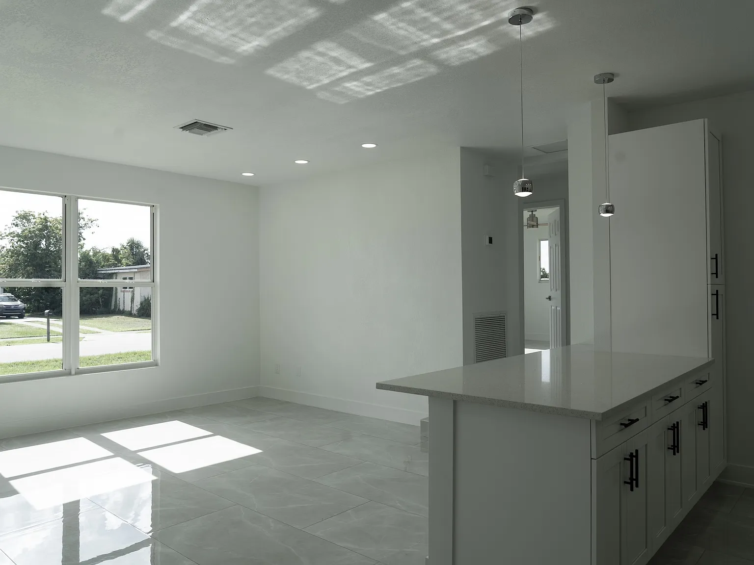 3 bed, 1100 sqft, $1,900 — Photo 3
