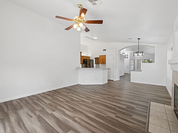 5th image of 253 W Grovers Ave