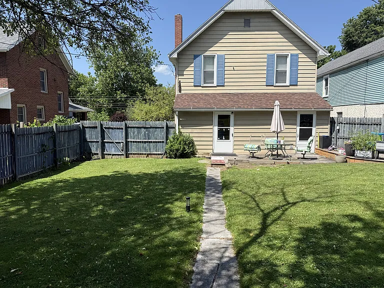 704 W Water St — Photo 3