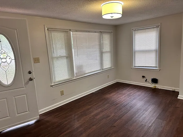 2 bed, 1.0 bath, 660 sqft, $1,200 — Photo 2