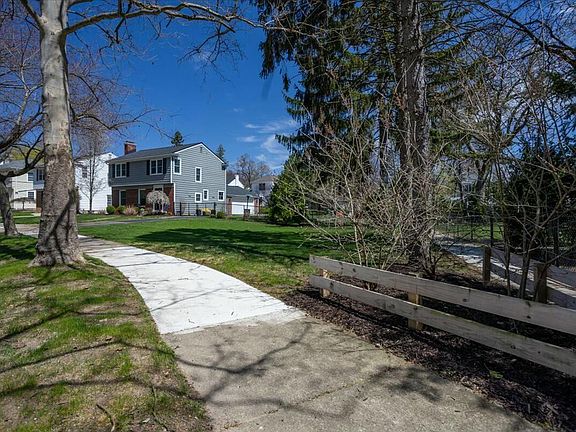 3rd image of 1042 Floral Ave SE