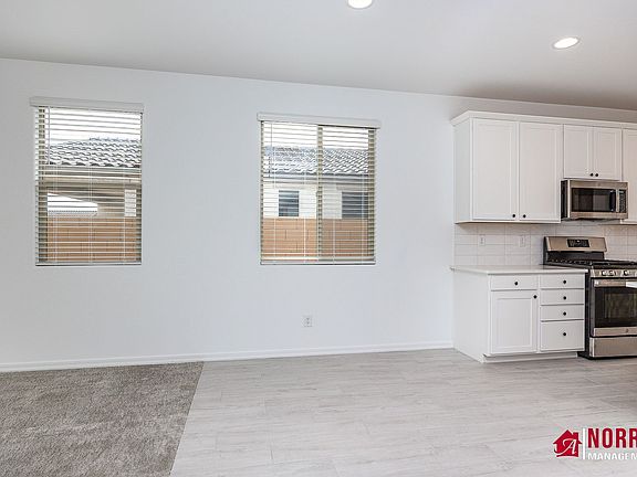 5th image of 313 E Tahiti Dr