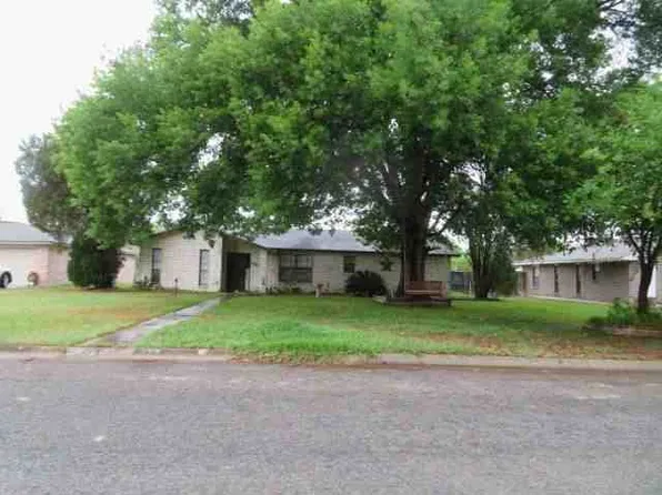 132 N Bluebonnet Dr, Uvalde, TX 78801