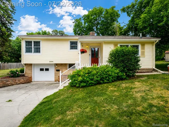 204 Terrace Ct, Grand Blanc, MI 48439