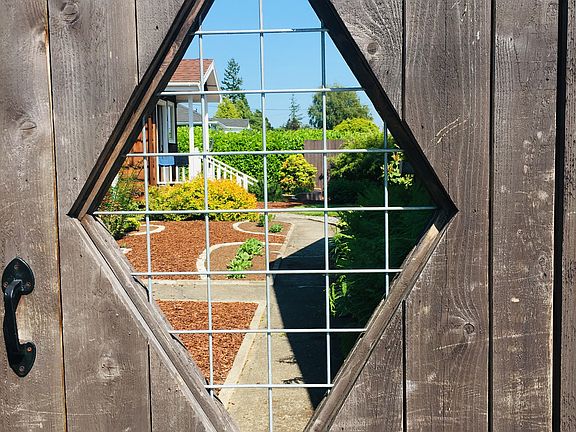Private Main Entry / Fenced