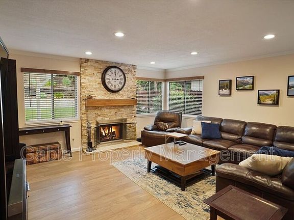 4th image of 15845 Rosehaven Ln