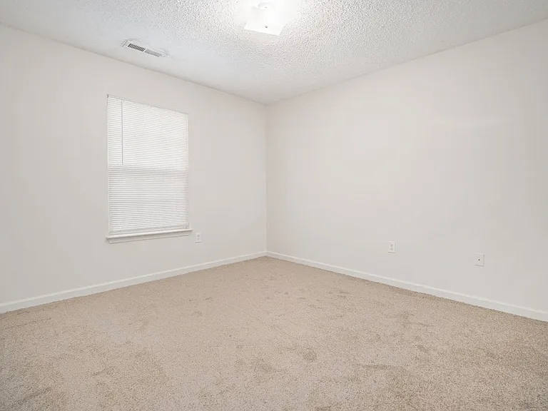 Amesbury Apartments — Photo 33
