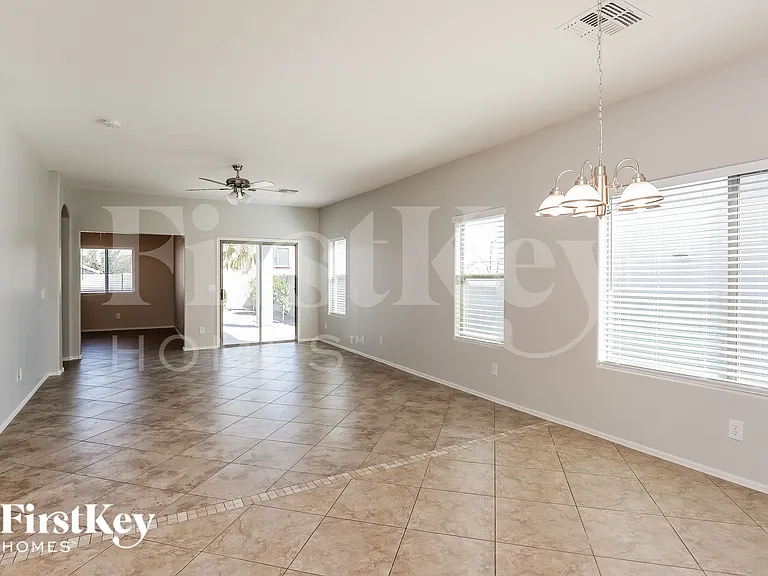 1210 W Vineyard Plains Dr — Photo 3