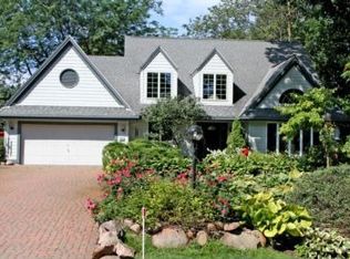 575 E Ravenswood Hills Cir, Brookfield, WI 53045