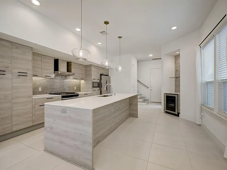 Large island in the kitchen, perfect for family dining or entertaining!