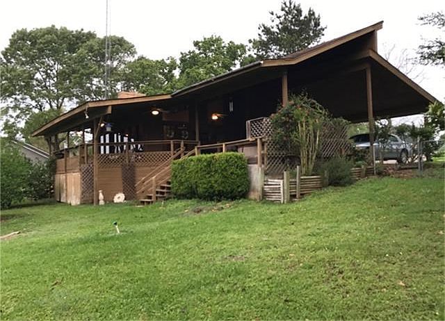 Great waterfront home on 3 waterfront lots and fenced back yard