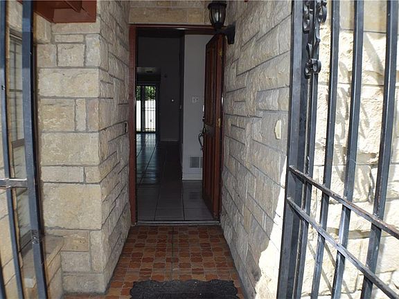 2nd image of 10423 Woodleaf Dr