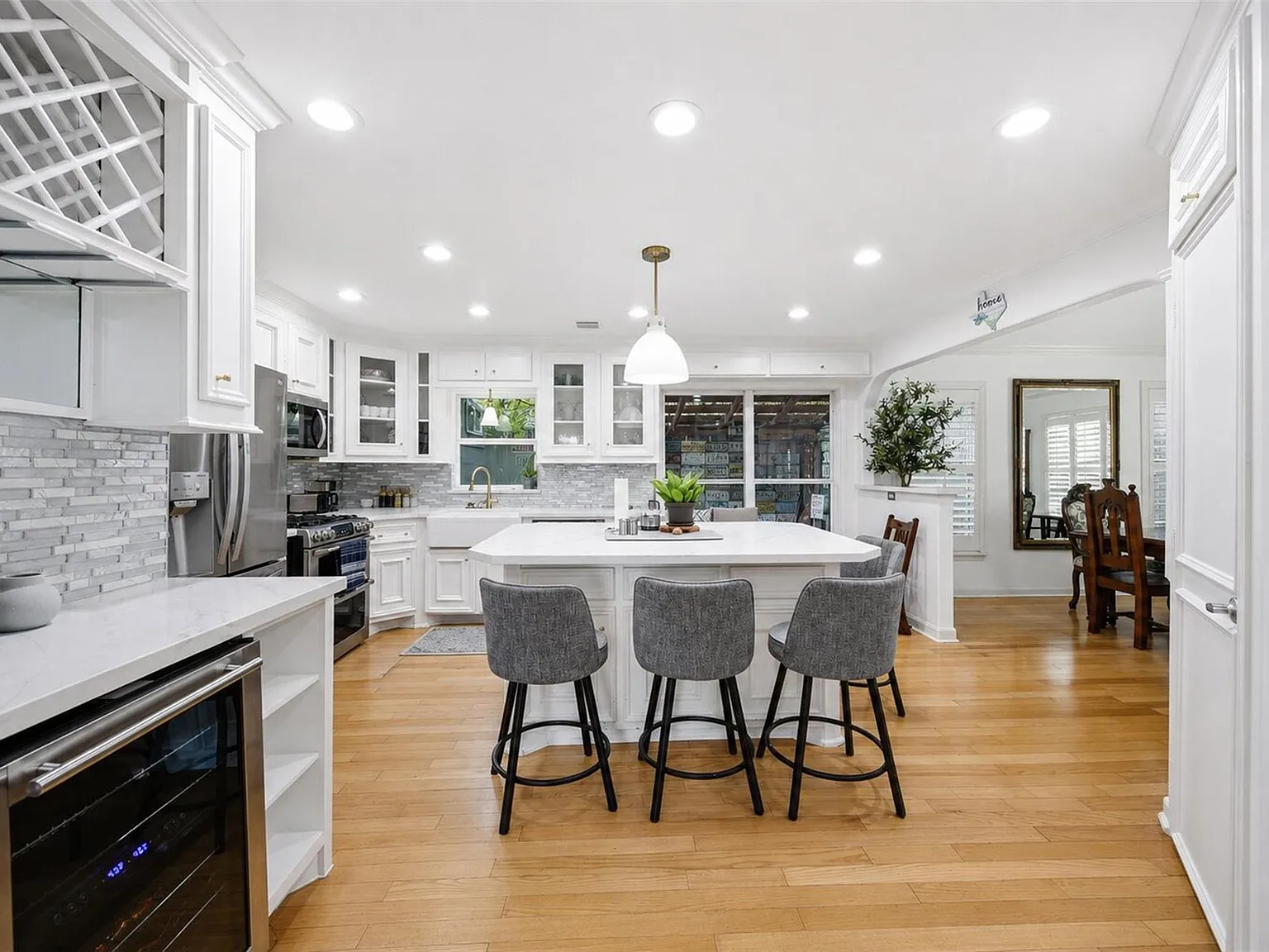 3 bed, 3.5 bath, 2030 sqft, $5,900 — Photo 4