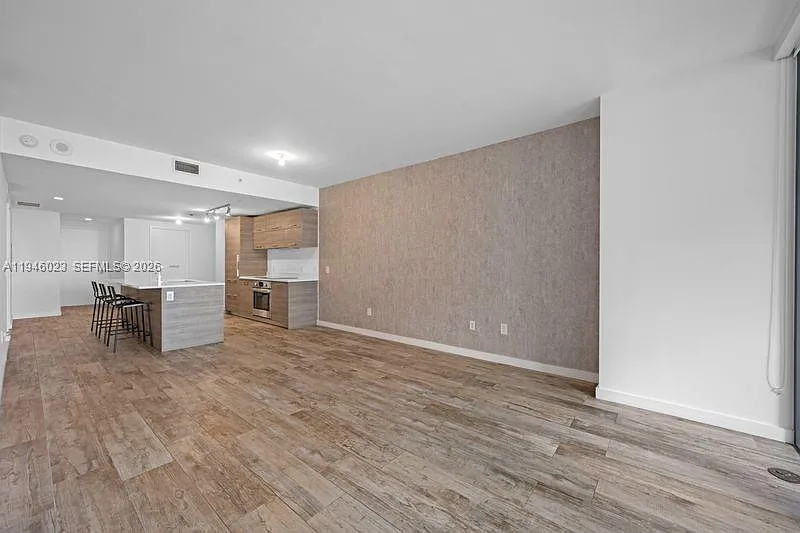 2 bed, 3.0 bath, 1175 sqft, $5,400 — Photo 3