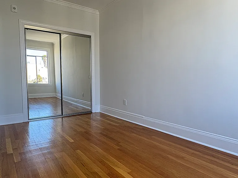 Russian Hill Apartments — Photo 22