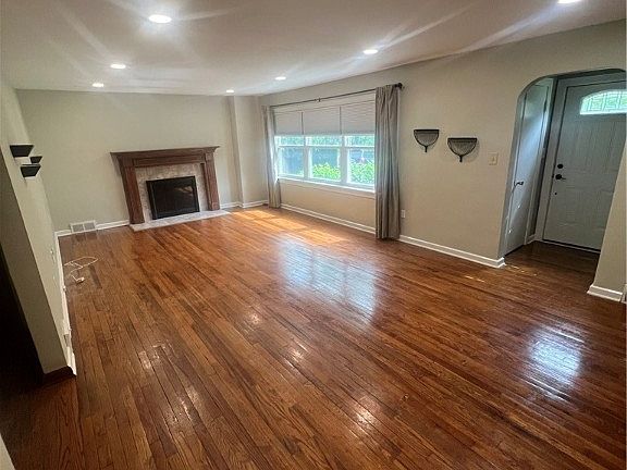 5th image of 2050 27th St