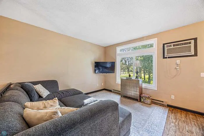 3 bed, 1448 sqft, $1,745 — Photo 2