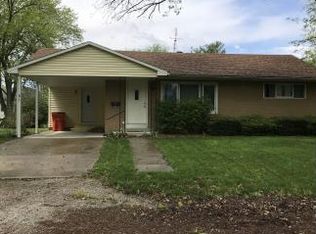 8 Parkway Dr, Sullivan, IL 61951