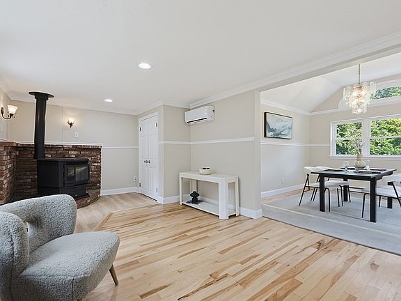 5th image of 395 Oak St