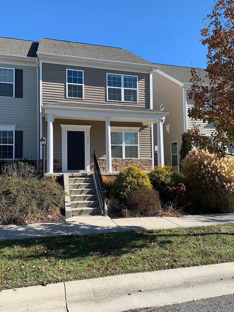 3 Bedroom 2.5 Bath Townhouse 1 Car Garage — Photo 1